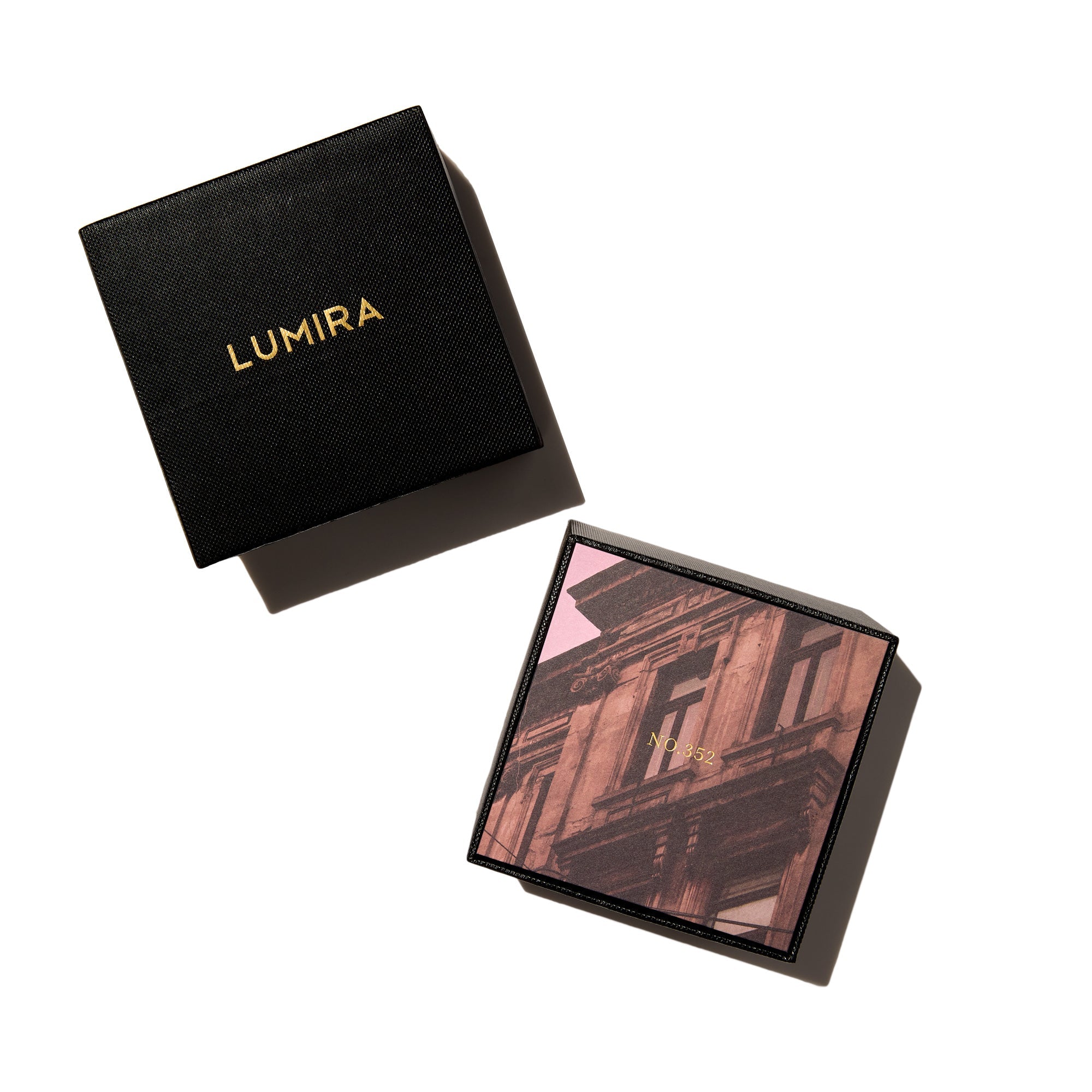 No352 Leather & Cedar Candle - LUMIRA